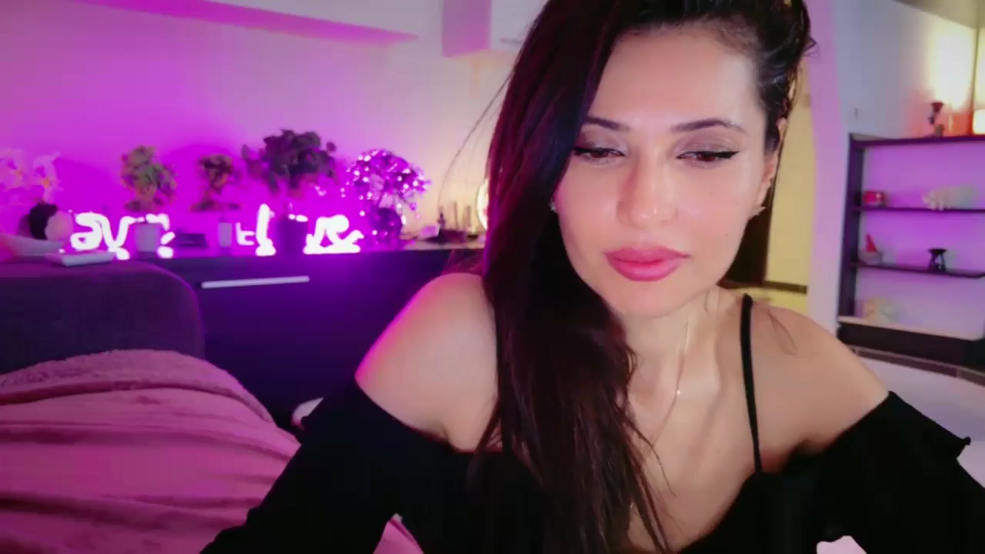 Gallery image thumbnail from SmileyTinaa's myfreecams stream on, 04/24/2026, 05:34 image 19 of 20