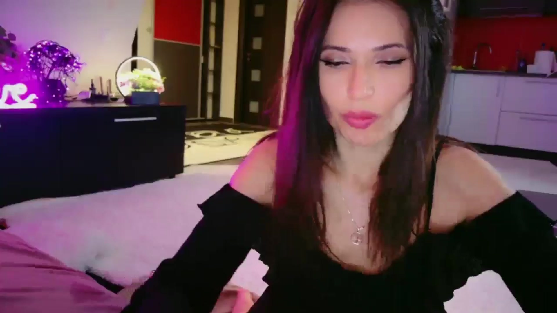 Gallery image thumbnail from SmileyTinaa's myfreecams stream on, 04/24/2026, 05:34 image 15 of 20