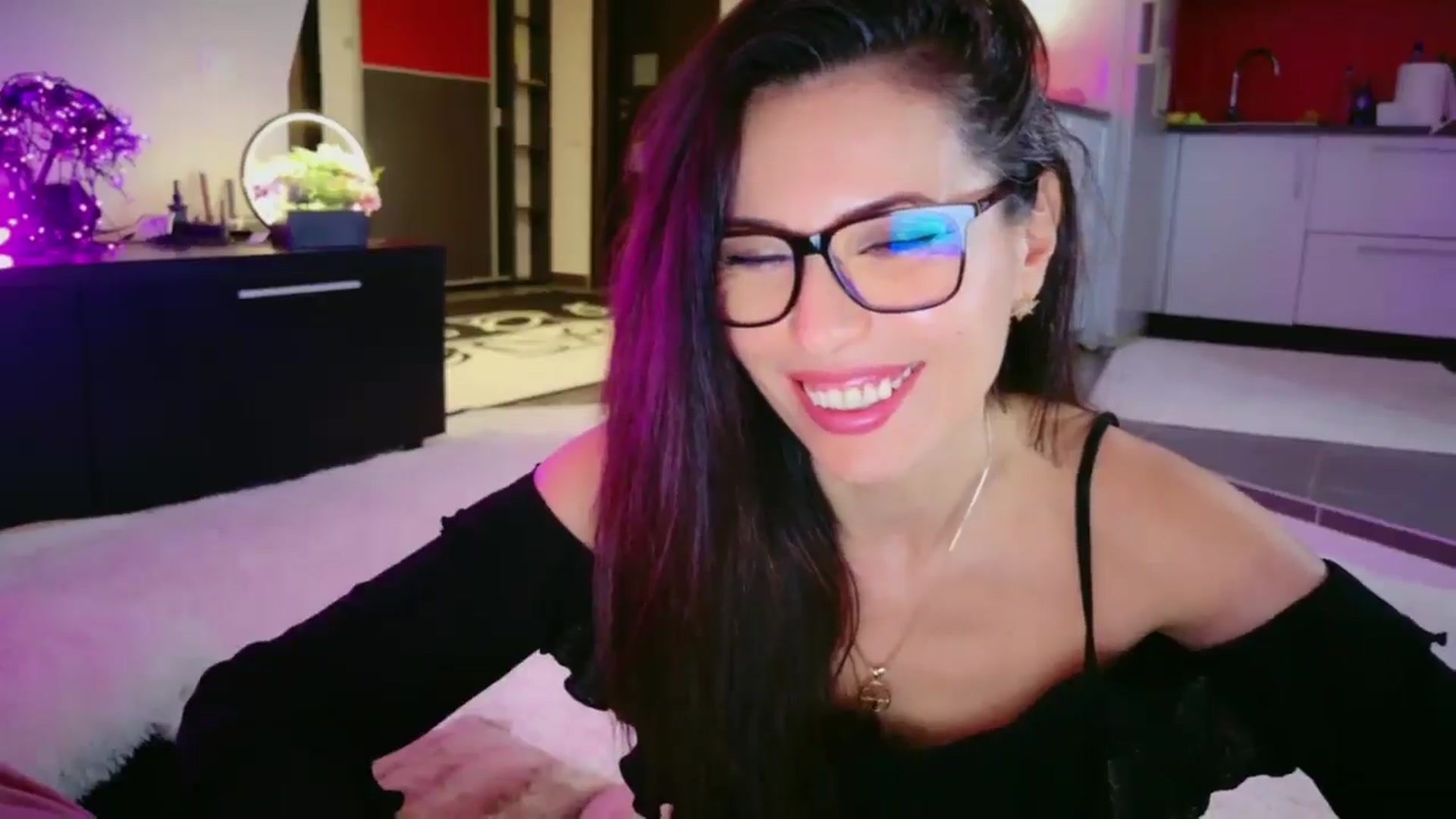 Gallery image thumbnail from SmileyTinaa's myfreecams stream on, 04/24/2026, 05:34 image 5 of 20
