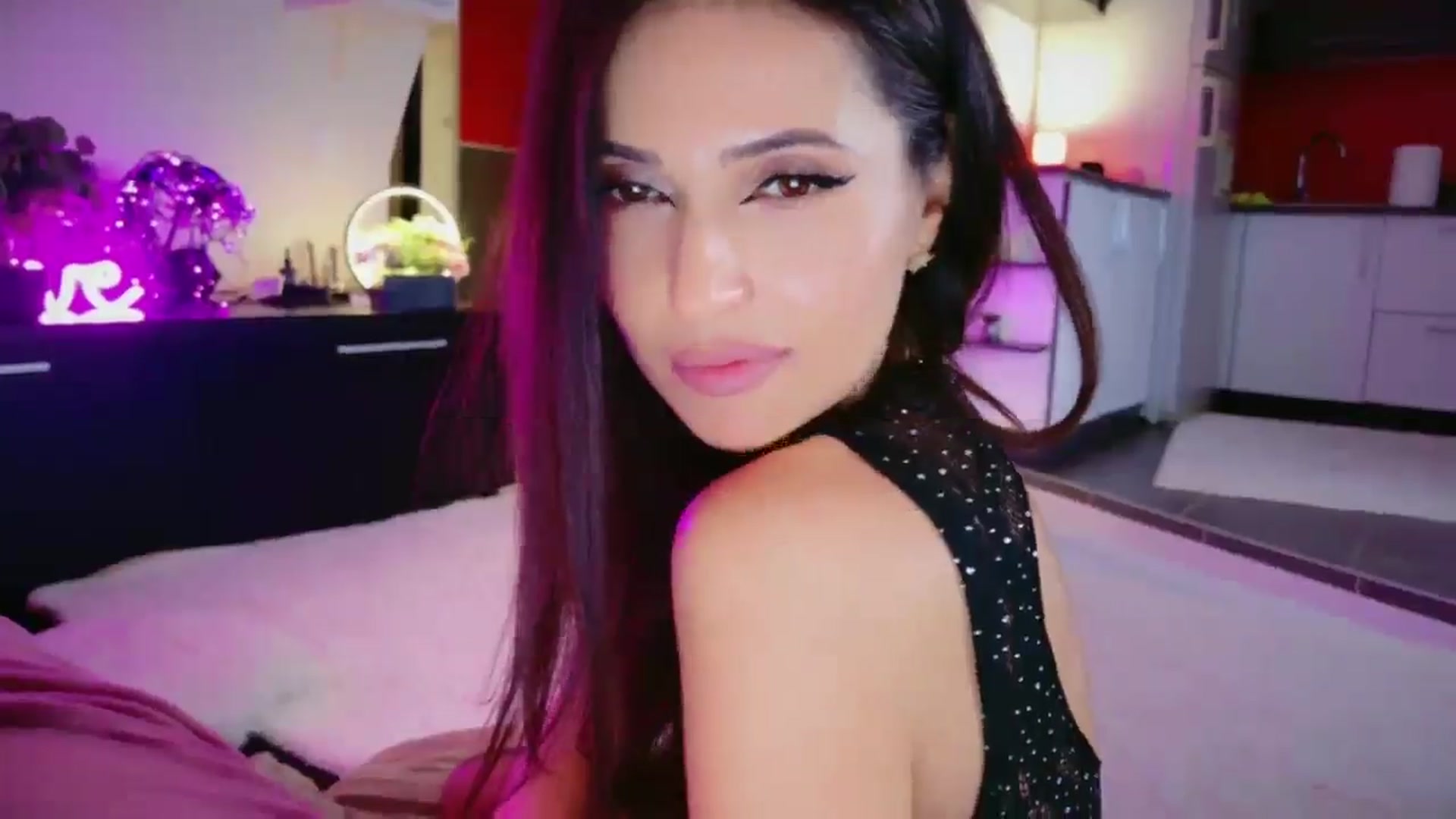 Gallery image thumbnail from SmileyTinaa's myfreecams stream on, 04/24/2026, 23:29 image 5 of 20
