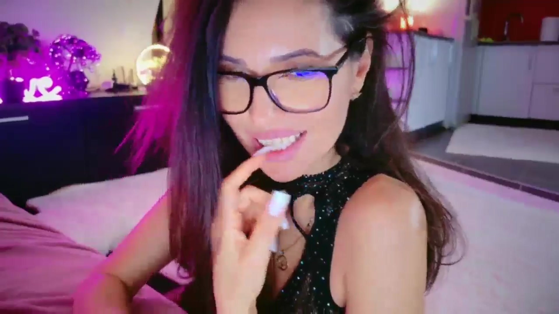 Gallery image thumbnail from SmileyTinaa's myfreecams stream on, 04/25/2026, 02:51 image 6 of 20