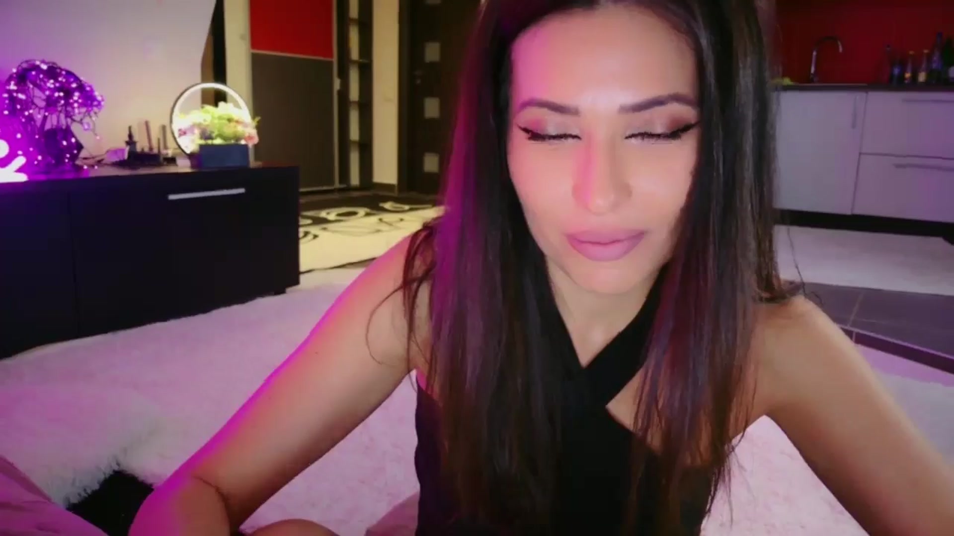 Gallery image thumbnail from SmileyTinaa's myfreecams stream on, 04/30/2026, 23:11 image 4 of 20