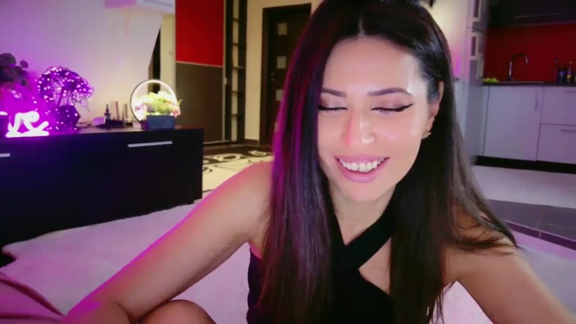 Gallery image thumbnail from SmileyTinaa's myfreecams stream on, 04/30/2026, 23:11 image 7 of 20