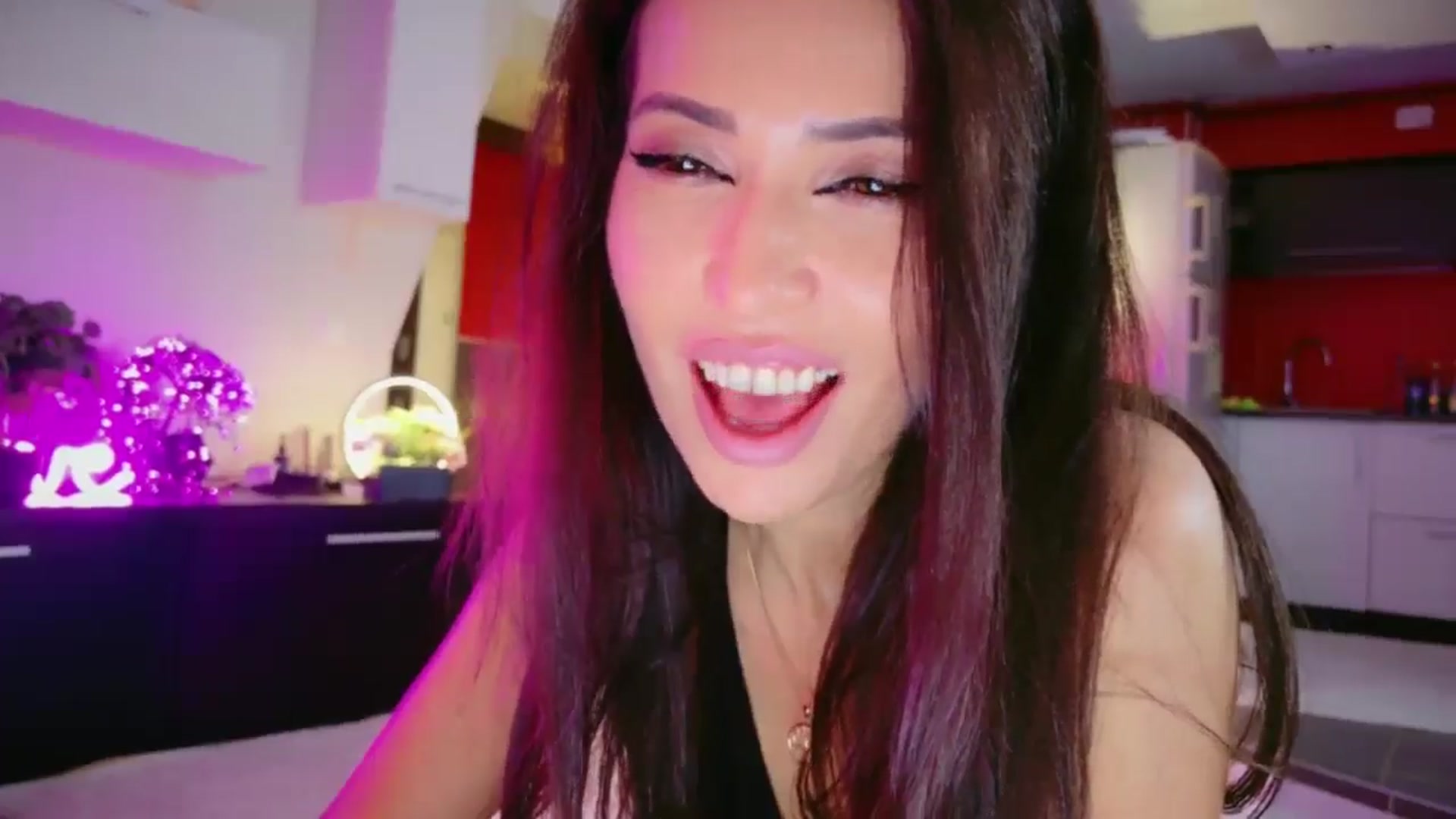 Gallery image thumbnail from SmileyTinaa's myfreecams stream on, 04/30/2026, 23:11 image 11 of 20