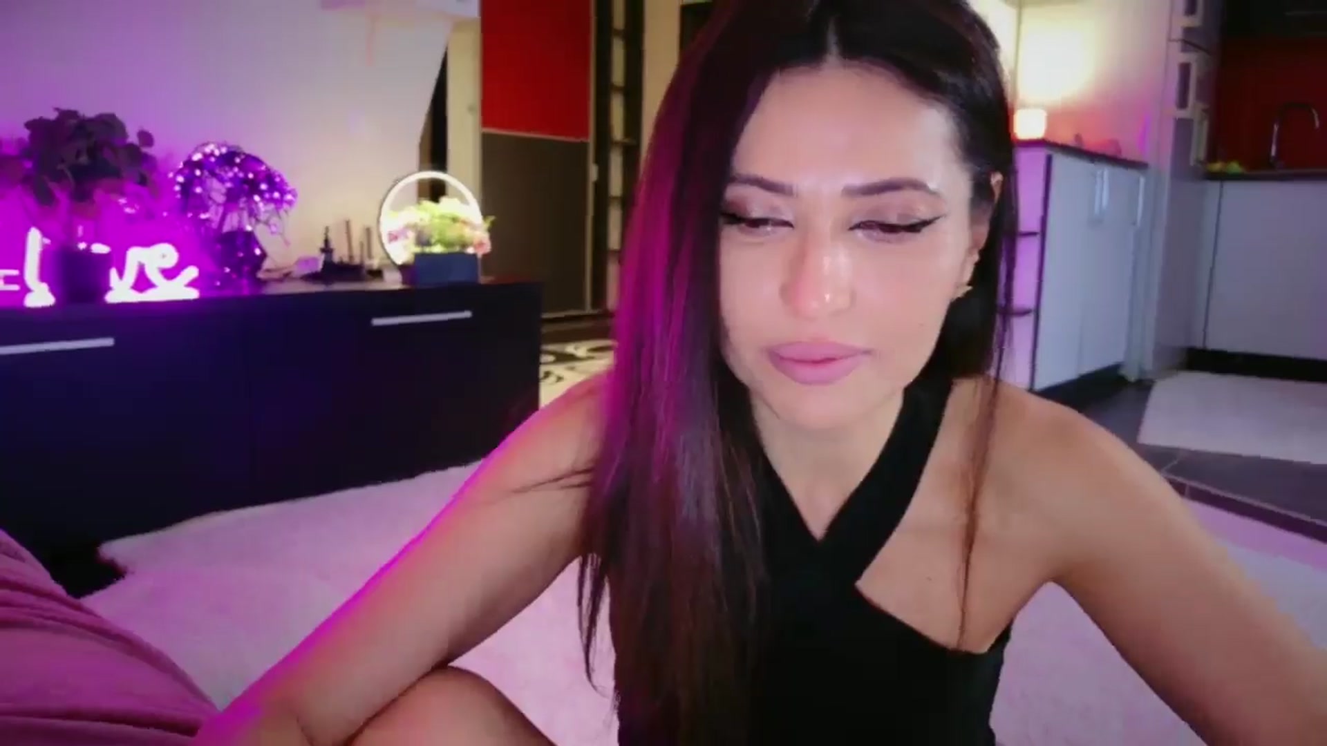 Gallery image thumbnail from SmileyTinaa's myfreecams stream on, 04/30/2026, 23:11 image 8 of 20