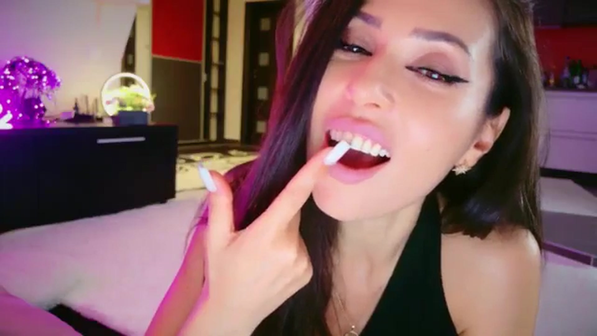 Gallery image thumbnail from SmileyTinaa's myfreecams stream on, 05/01/2026, 03:22 image 14 of 20