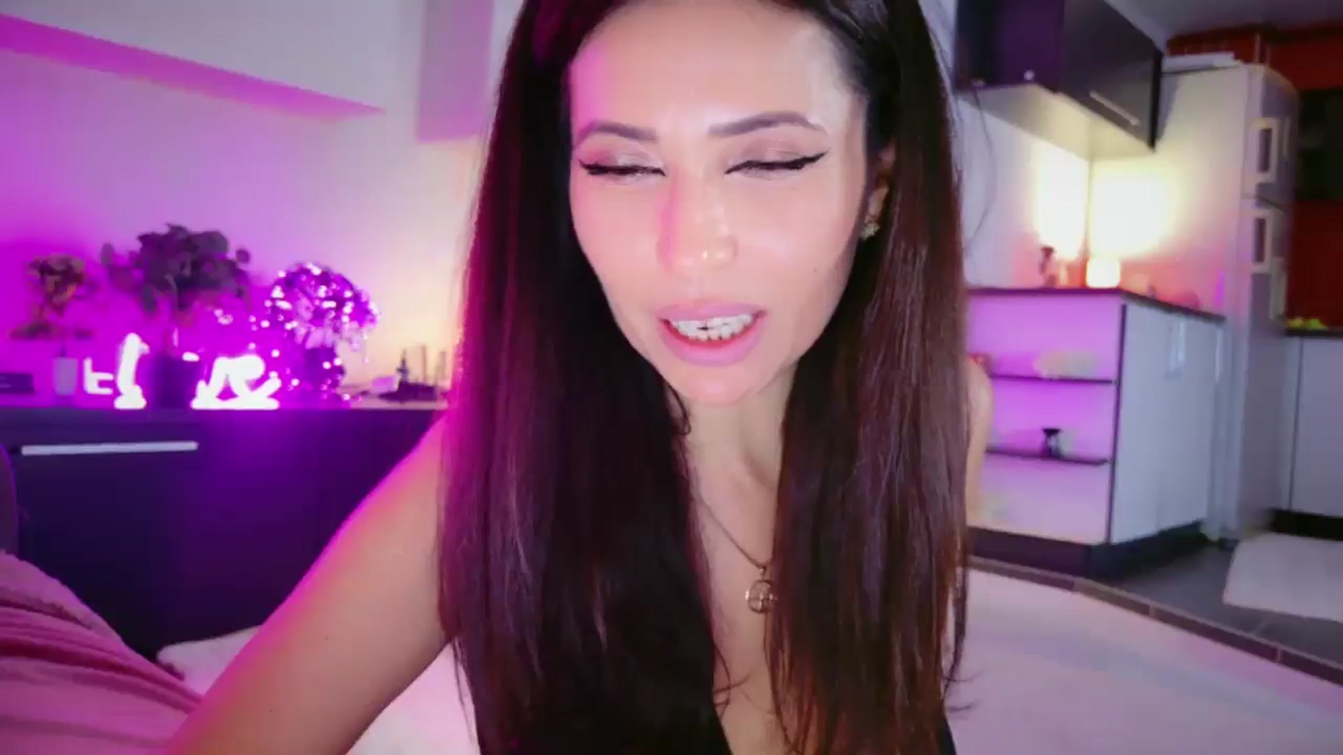 Gallery image thumbnail from SmileyTinaa's myfreecams stream on, 05/01/2026, 03:22 image 6 of 20