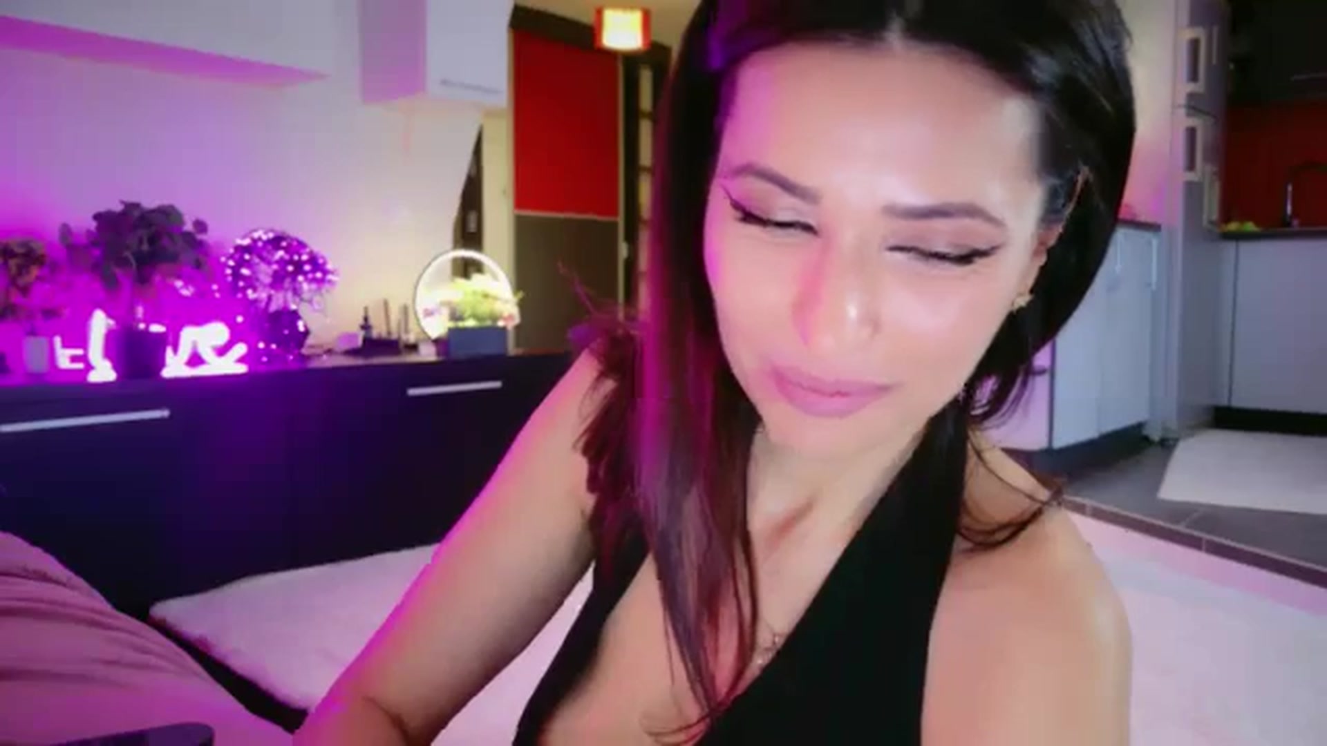 Gallery image thumbnail from SmileyTinaa's myfreecams stream on, 05/01/2026, 03:22 image 15 of 20