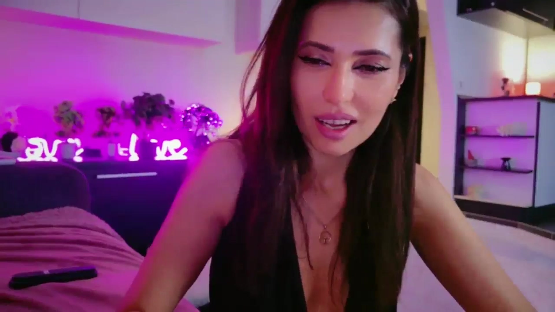 Gallery image thumbnail from SmileyTinaa's myfreecams stream on, 05/01/2026, 04:04 image 6 of 20