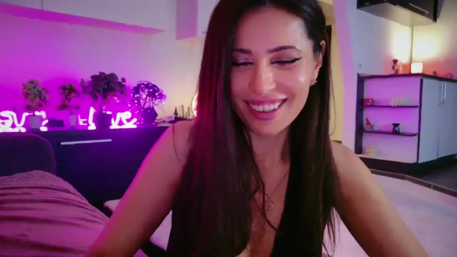 Gallery image thumbnail from SmileyTinaa's myfreecams stream on, 05/01/2026, 04:04 image 16 of 20