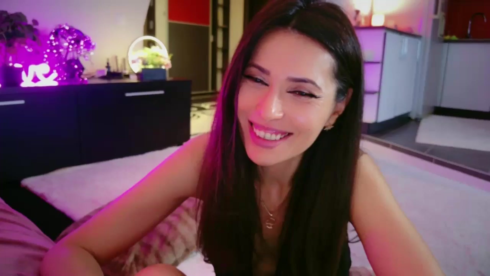 Gallery image thumbnail from SmileyTinaa's myfreecams stream on, 05/01/2026, 06:13 image 6 of 20