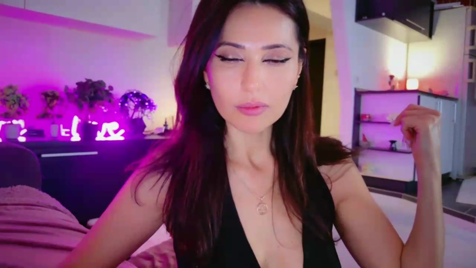 Gallery image thumbnail from SmileyTinaa's myfreecams stream on, 05/01/2026, 06:38 image 7 of 20