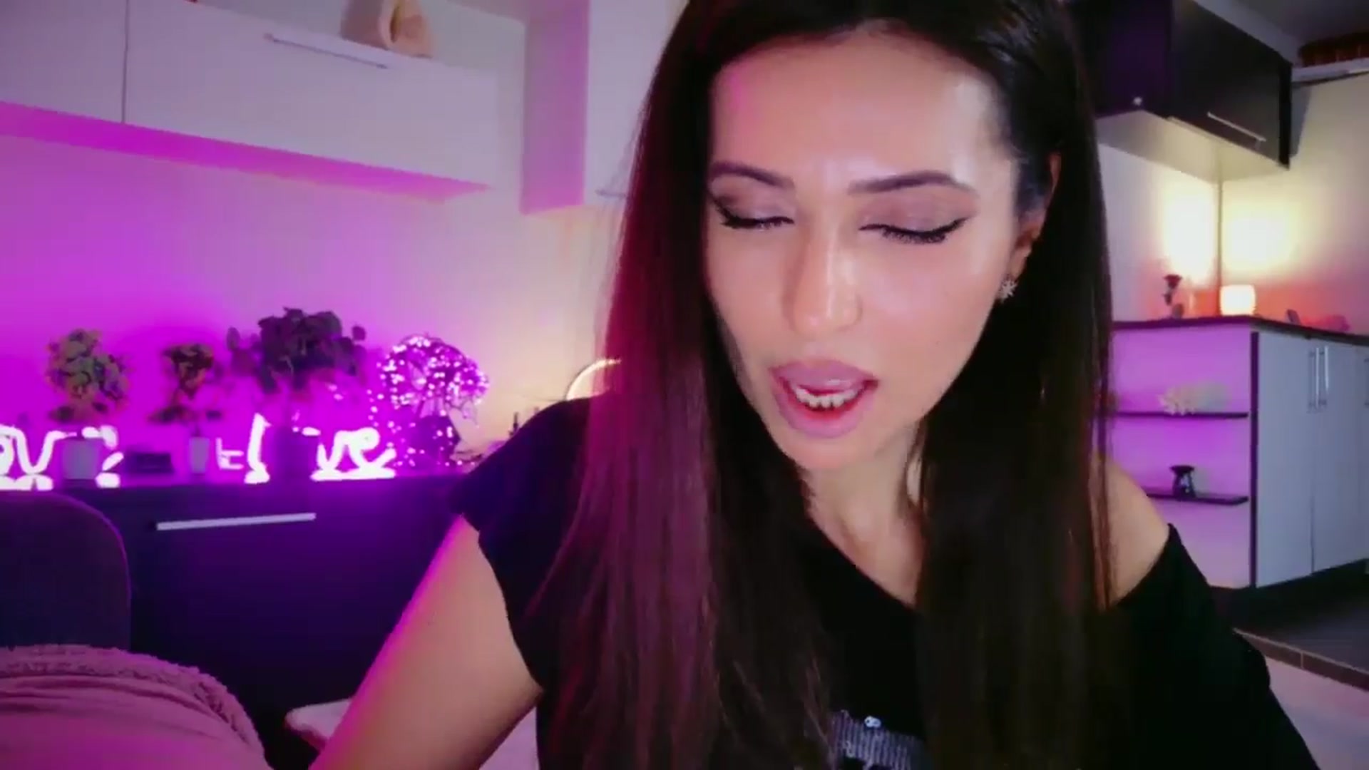 Gallery image thumbnail from SmileyTinaa's myfreecams stream on, 05/02/2026, 24:00 image 4 of 20