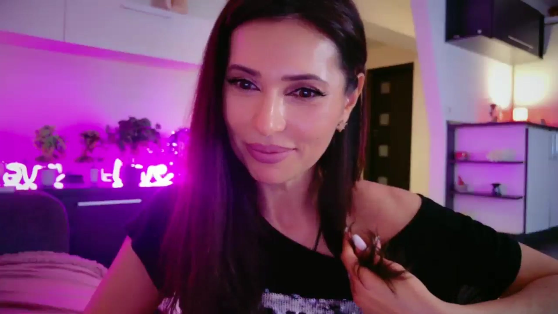 Gallery image thumbnail from SmileyTinaa's myfreecams stream on, 05/02/2026, 24:00 image 6 of 20