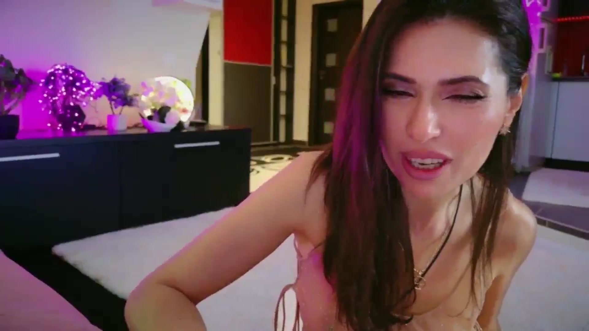 Gallery image thumbnail from SmileyTinaa's myfreecams stream on, 05/08/2026, 02:24 image 14 of 20