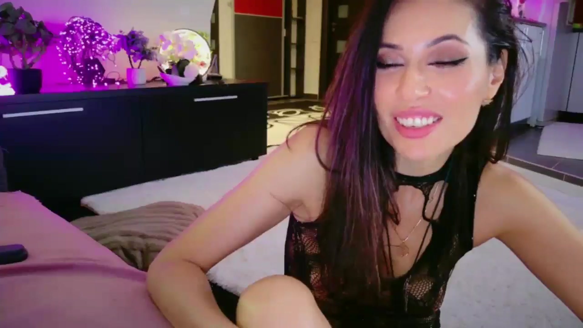 Gallery image thumbnail from SmileyTinaa's myfreecams stream on, 05/09/2026, 08:54 image 8 of 20
