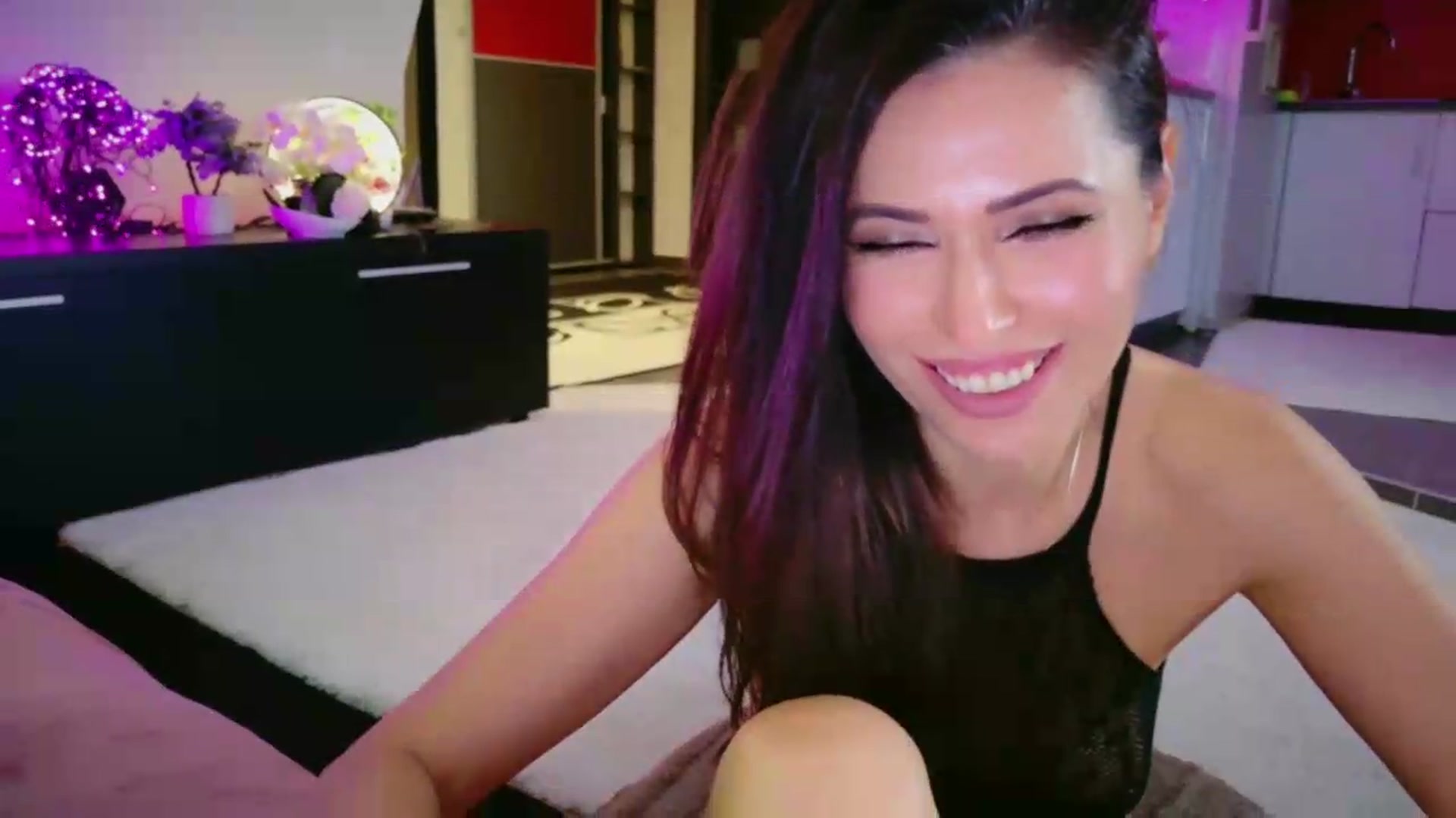 Gallery image thumbnail from SmileyTinaa's myfreecams stream on, 05/15/2026, 22:05 image 17 of 20