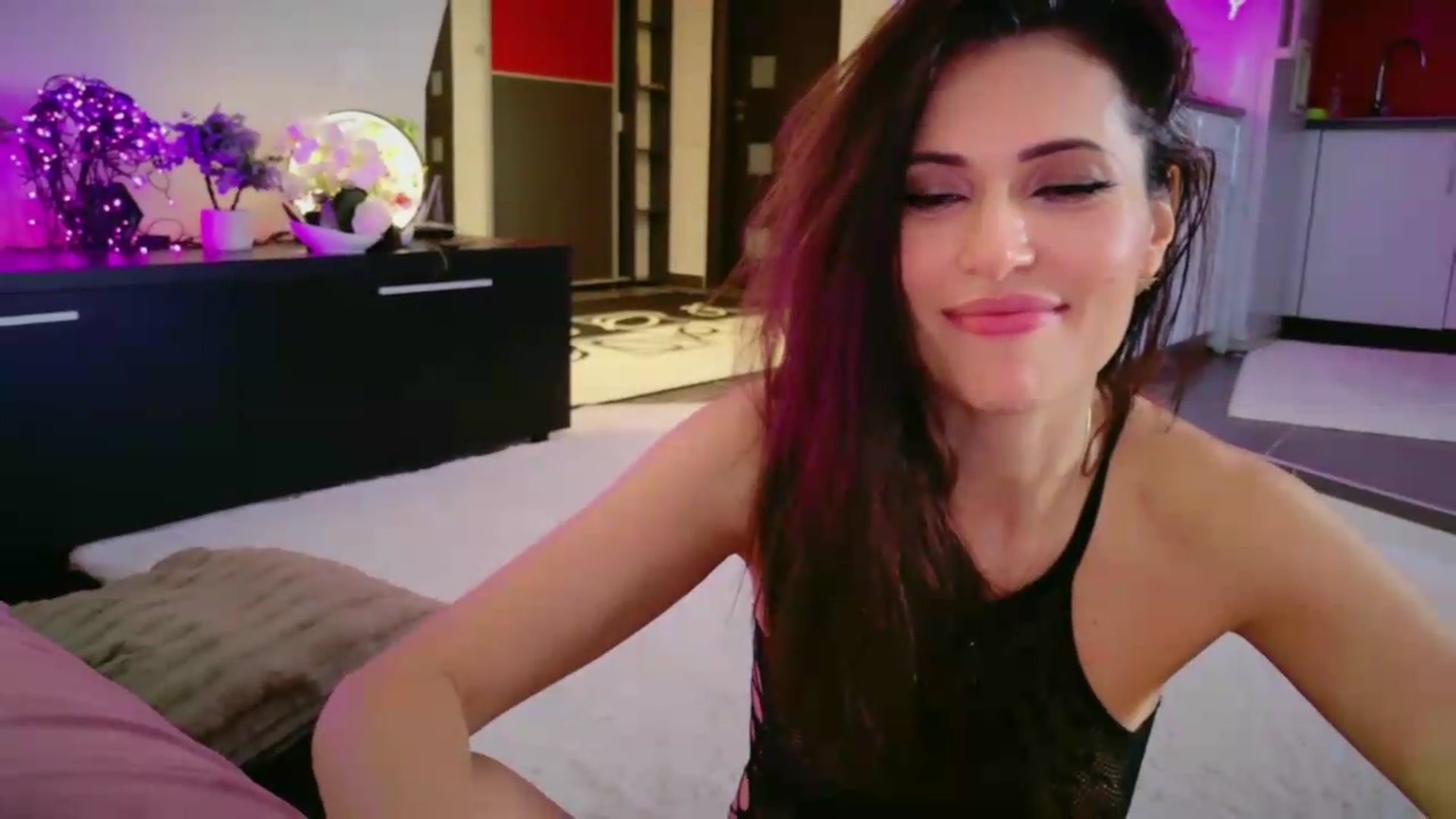 Gallery image thumbnail from SmileyTinaa's myfreecams stream on, 05/16/2026, 05:55 image 17 of 20