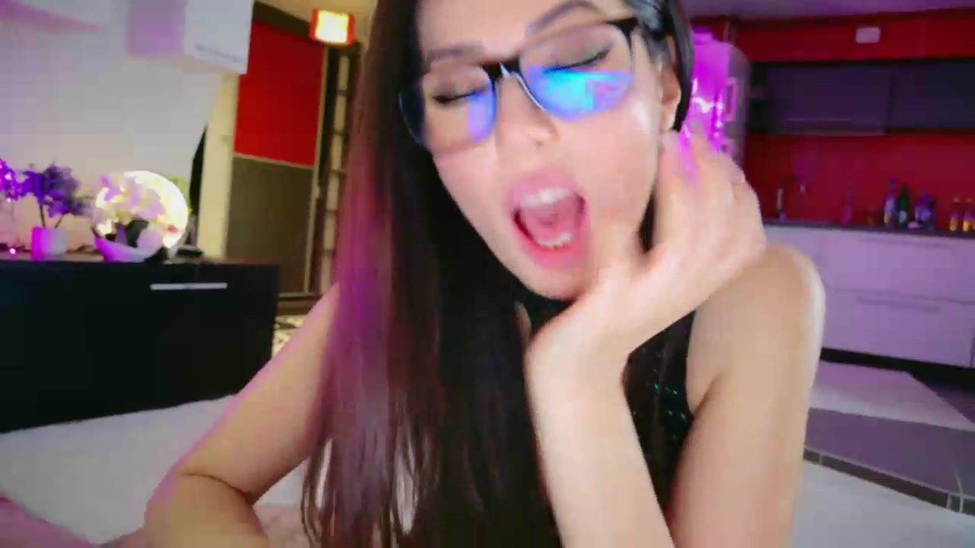 Gallery image thumbnail from SmileyTinaa's myfreecams stream on, 05/29/2026, 24:01 image 12 of 20