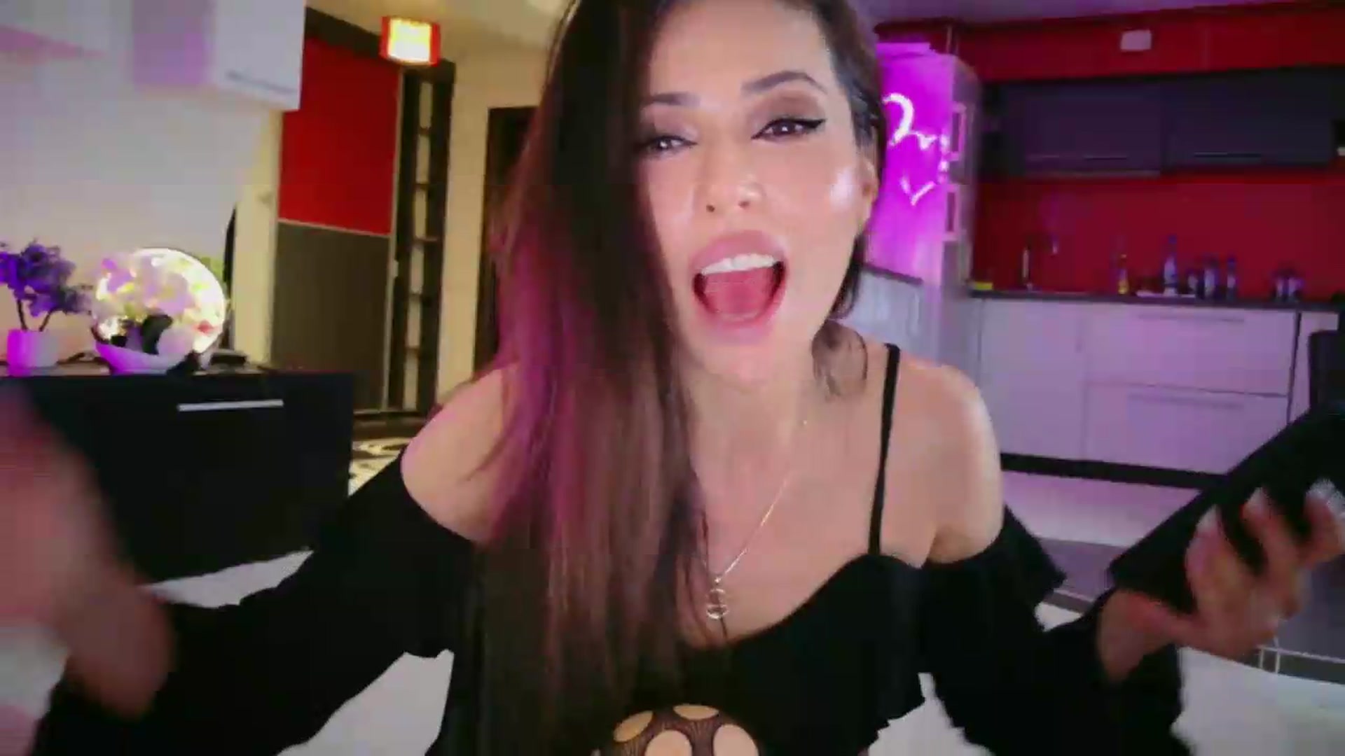 Gallery image thumbnail from SmileyTinaa's myfreecams stream on, 06/04/2026, 22:15 image 19 of 20