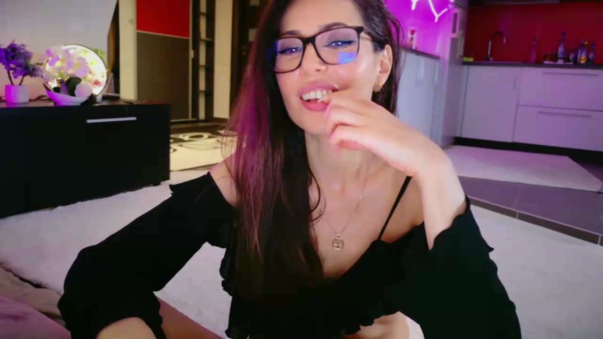Gallery image thumbnail from SmileyTinaa's myfreecams stream on, 06/05/2026, 06:14 image 9 of 20