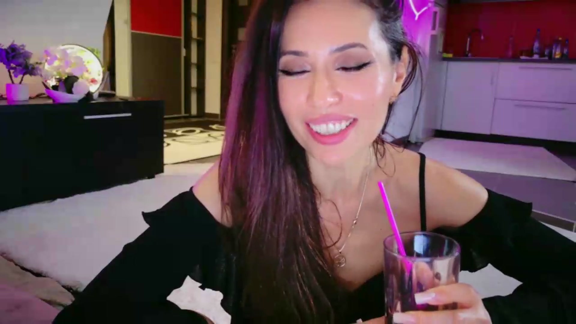 Gallery image thumbnail from SmileyTinaa's myfreecams stream on, 06/05/2026, 06:14 image 19 of 20