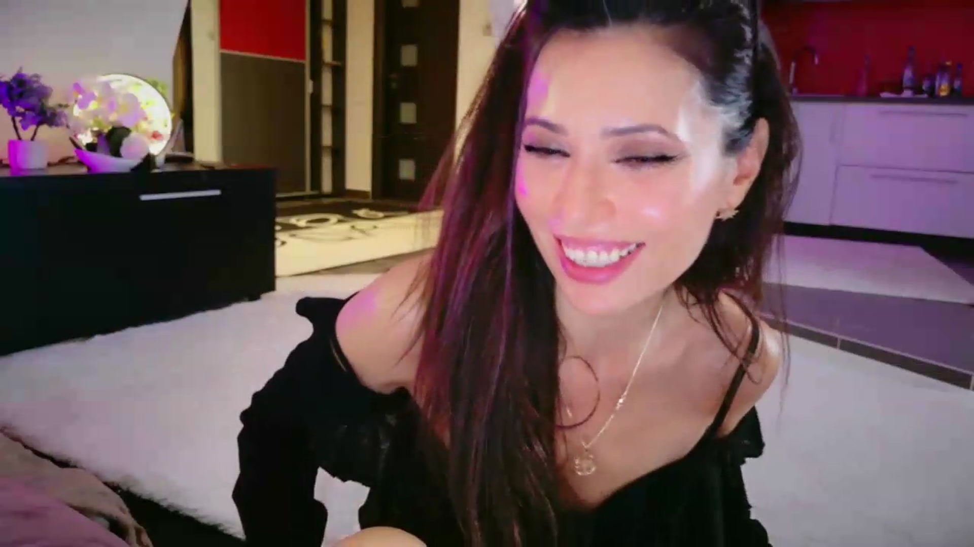 Gallery image thumbnail from SmileyTinaa's myfreecams stream on, 06/05/2026, 06:14 image 17 of 20