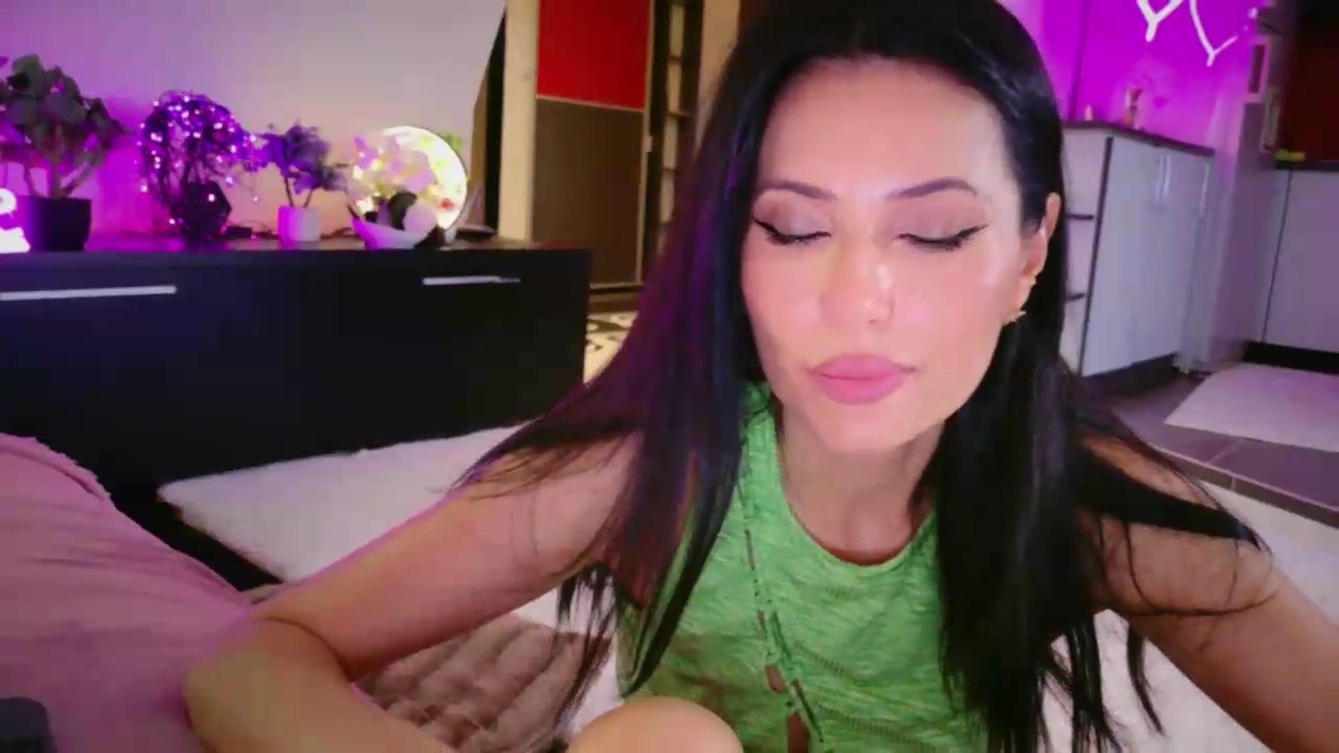 Gallery image thumbnail from SmileyTinaa's myfreecams stream on, 06/19/2026, 24:07 image 15 of 20