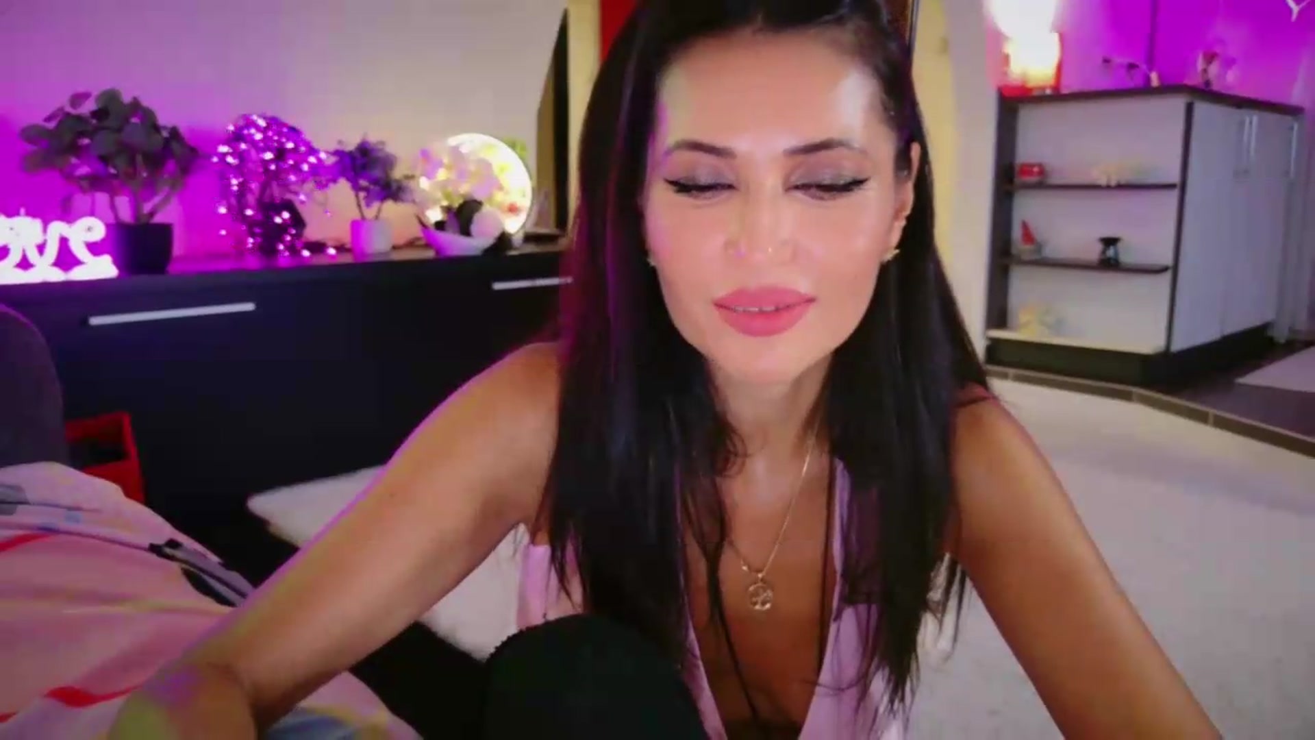 Gallery image thumbnail from SmileyTinaa's myfreecams stream on, 08/14/2026, 24:33 image 18 of 20