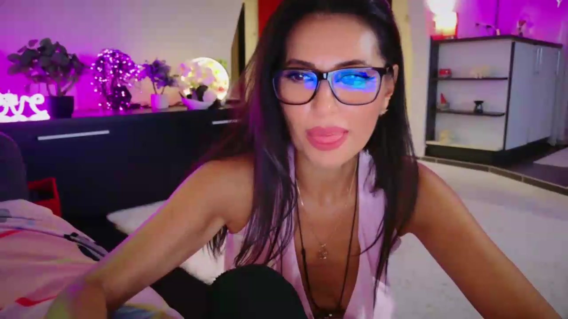 Gallery image thumbnail from SmileyTinaa's myfreecams stream on, 08/14/2026, 24:33 image 19 of 20
