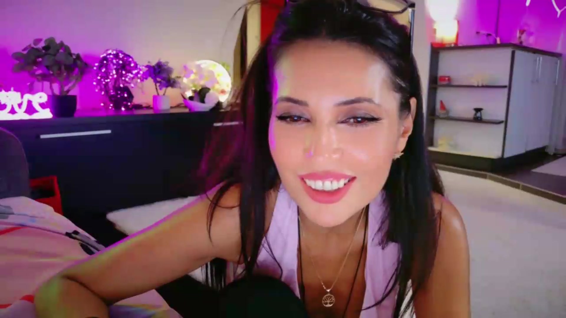 Gallery image thumbnail from SmileyTinaa's myfreecams stream on, 08/14/2026, 24:33 image 20 of 20