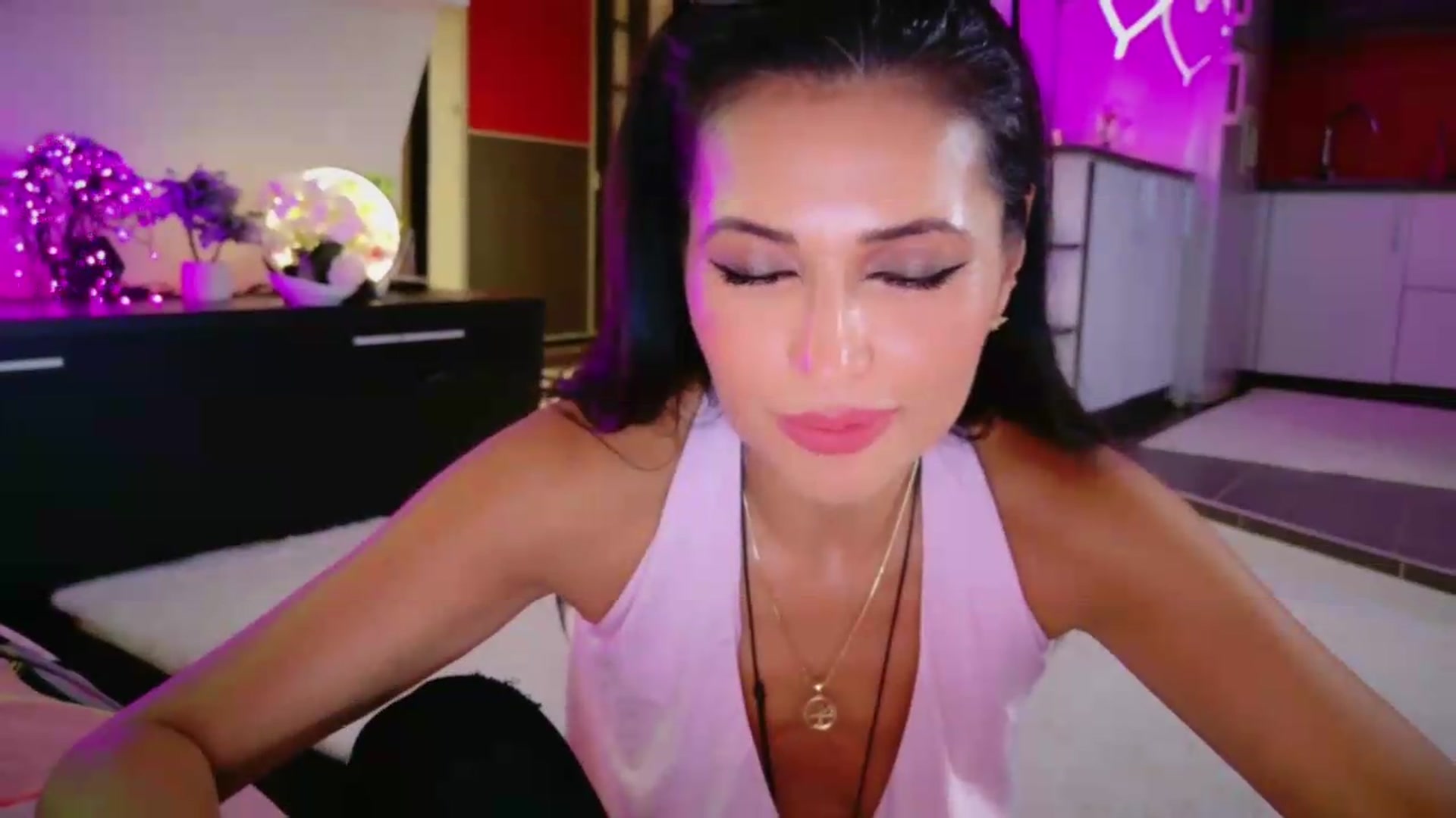 Gallery image thumbnail from SmileyTinaa's myfreecams stream on, 08/14/2026, 24:59 image 13 of 20