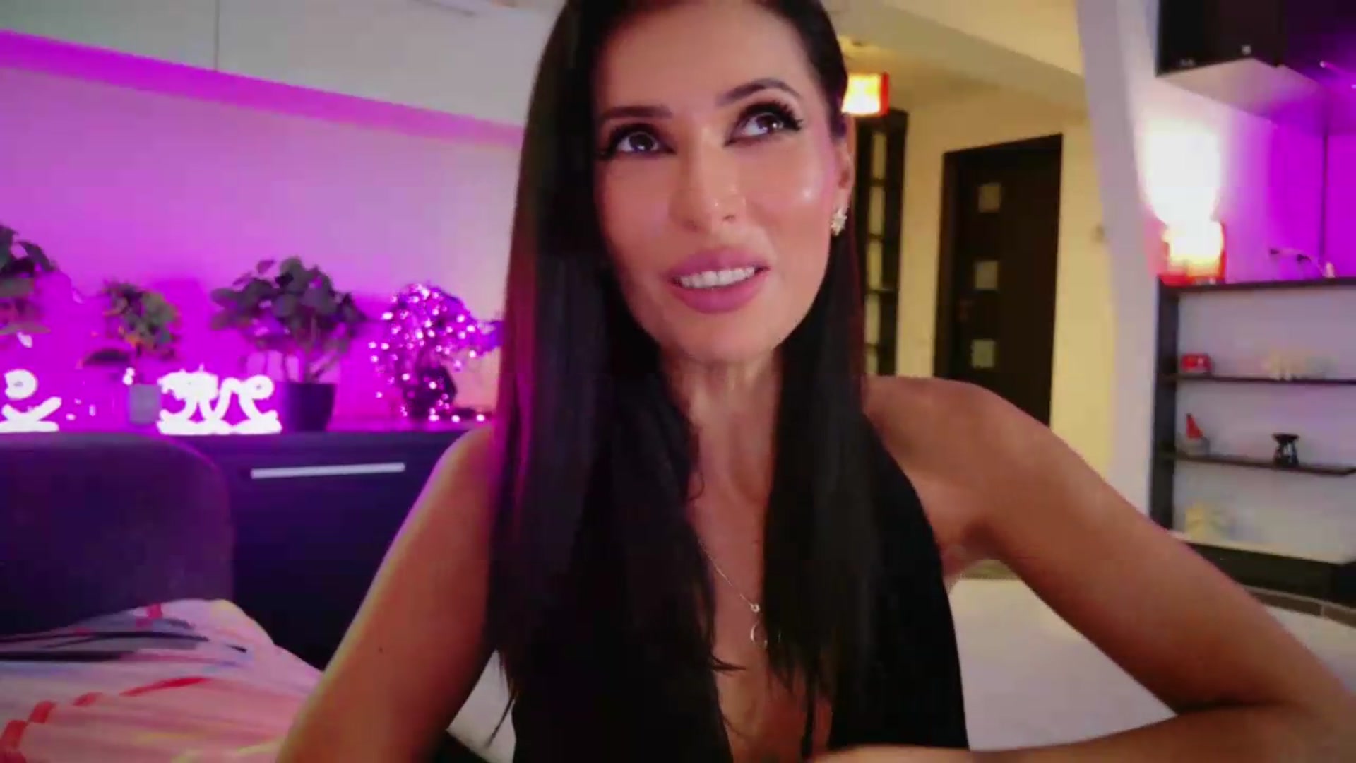 Gallery image thumbnail from SmileyTinaa's myfreecams stream on, 08/21/2026, 24:38 image 15 of 20