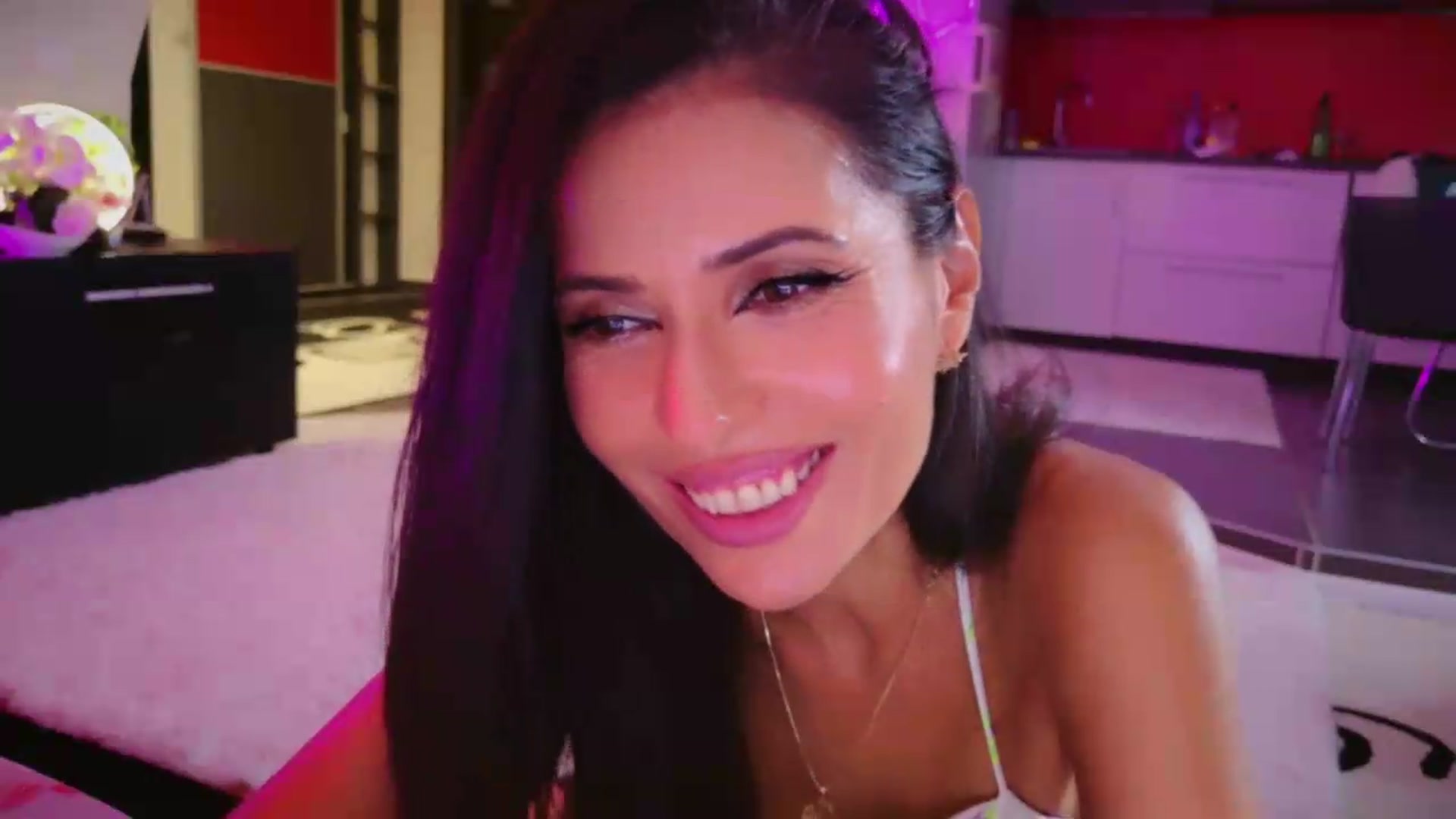 Gallery image thumbnail from SmileyTinaa's myfreecams stream on, 08/28/2026, 24:02 image 17 of 20