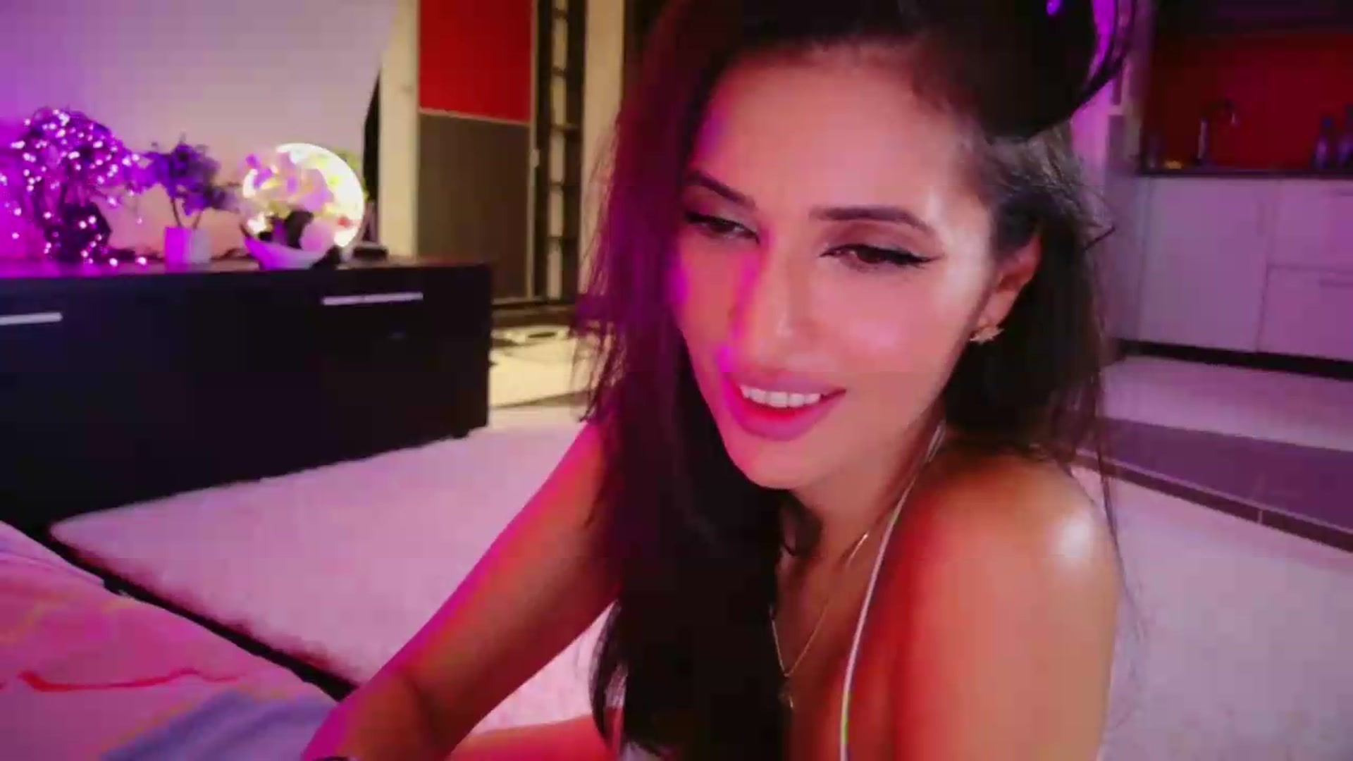 Gallery image thumbnail from SmileyTinaa's myfreecams stream on, 08/28/2026, 04:01 image 8 of 20