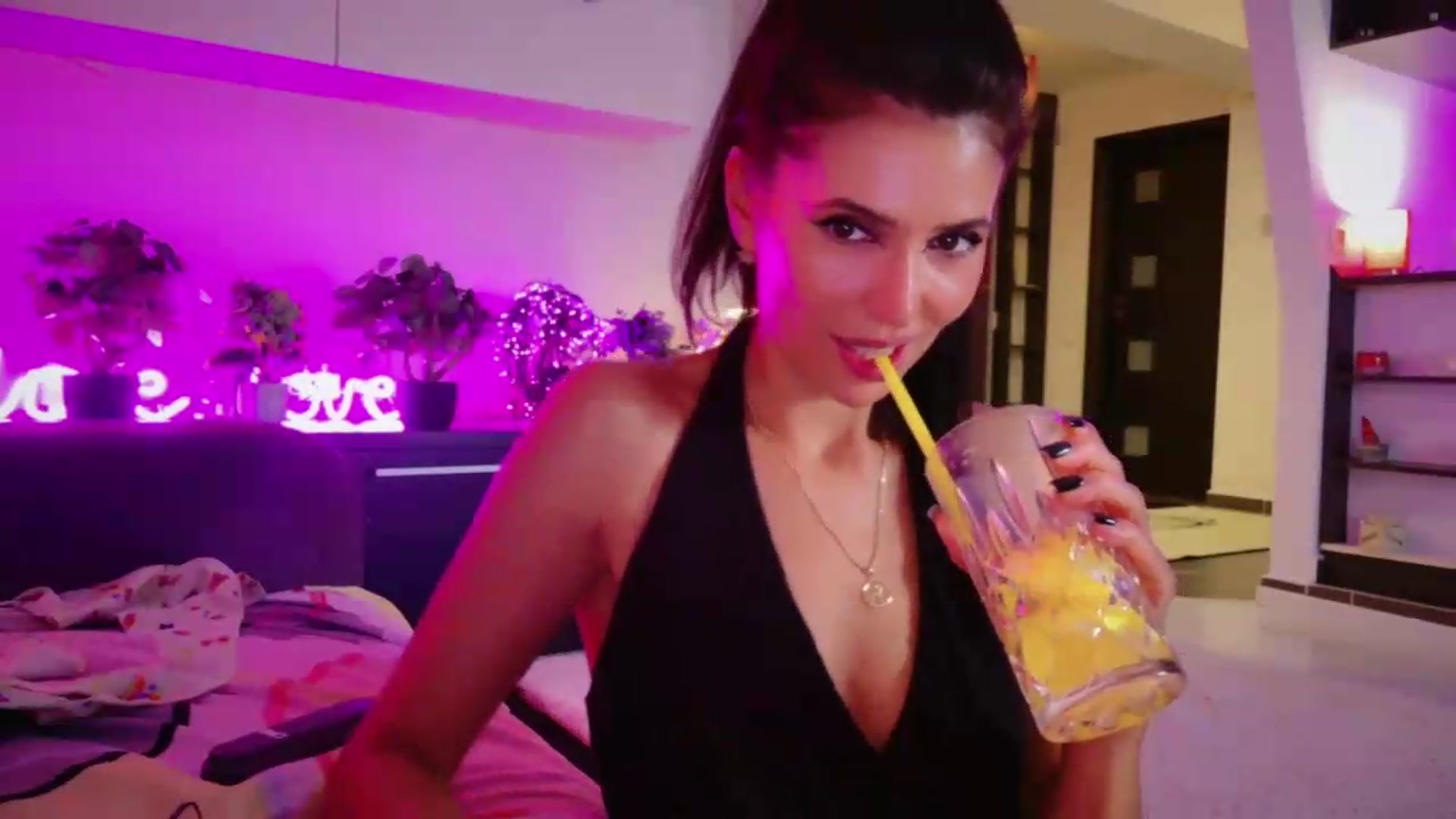 Gallery image thumbnail from SmileyTinaa's myfreecams stream on, 08/28/2026, 04:01 image 15 of 20