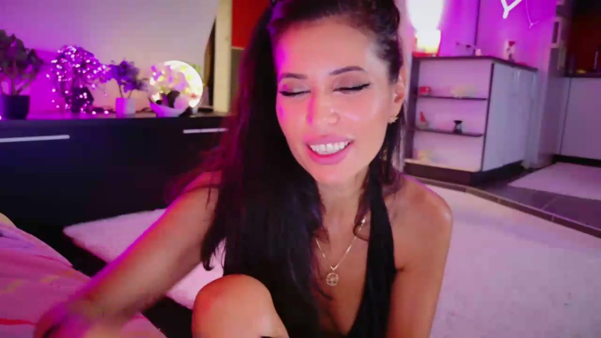 Gallery image thumbnail from SmileyTinaa's myfreecams stream on, 08/28/2026, 07:18 image 17 of 20