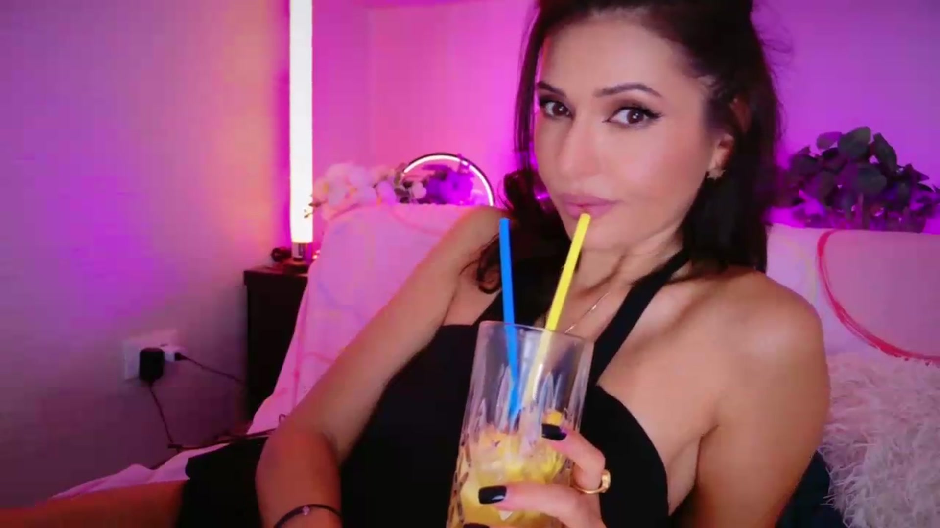 Gallery image thumbnail from SmileyTinaa's myfreecams stream on, 09/04/2026, 22:16 image 13 of 20