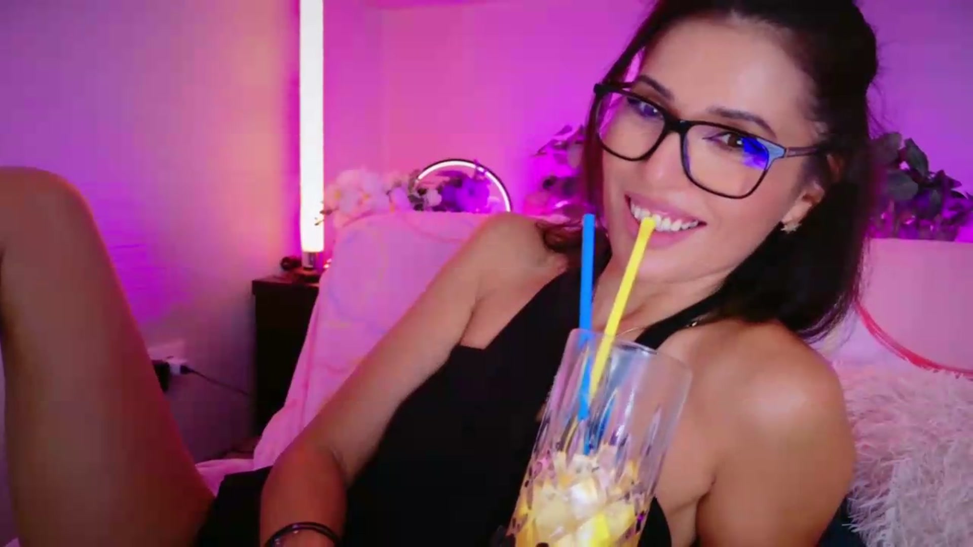 Gallery image thumbnail from SmileyTinaa's myfreecams stream on, 09/04/2026, 22:16 image 14 of 20