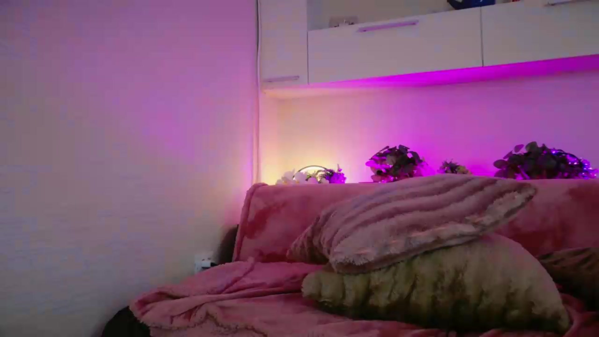 Gallery image thumbnail from SmileyTinaa's myfreecams stream on, 09/18/2026, 02:55 image 4 of 20