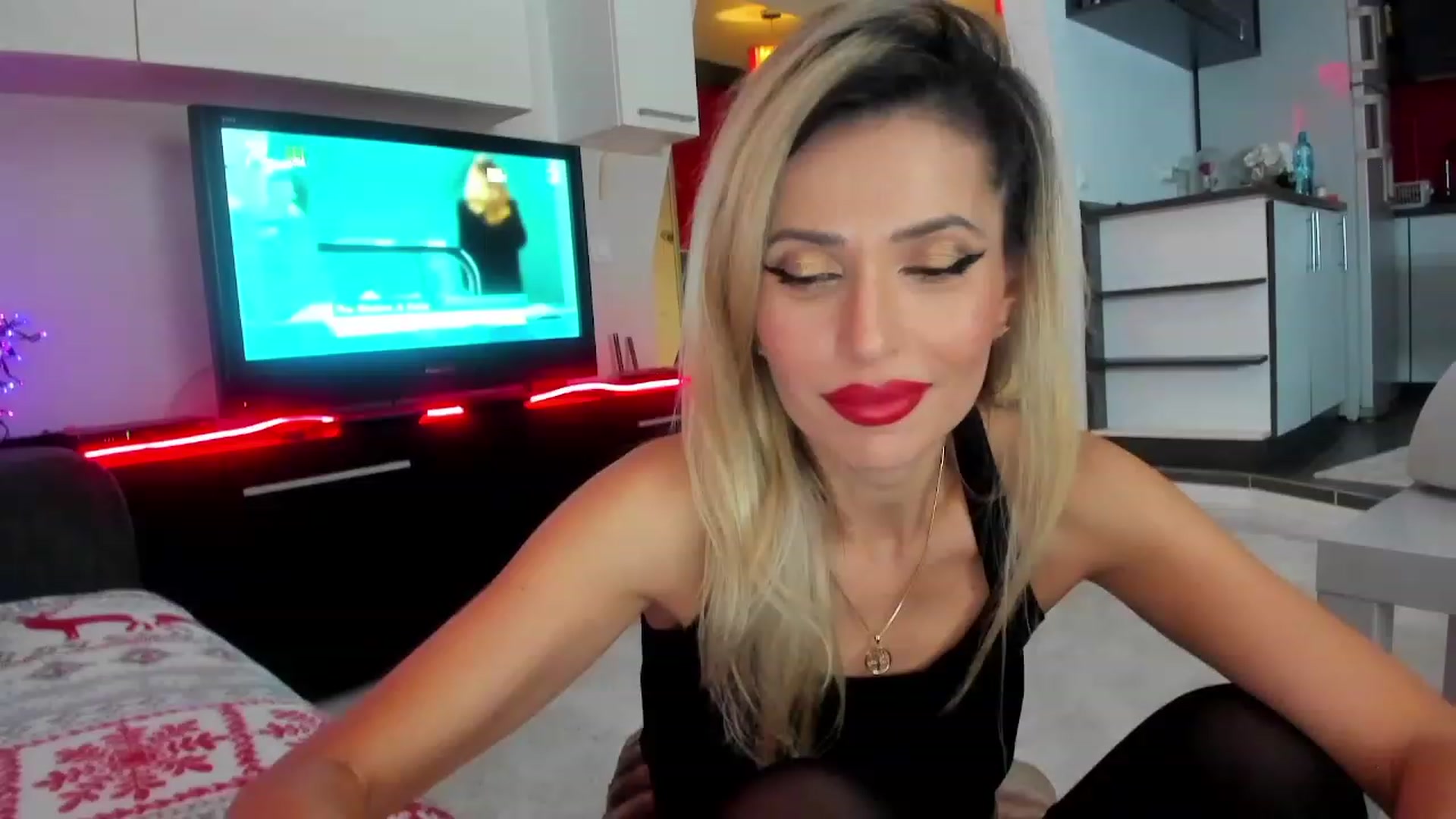 Gallery image thumbnail from SmileyXmas's myfreecams stream on, 12/29/2023, 22:52 image 18 of 20