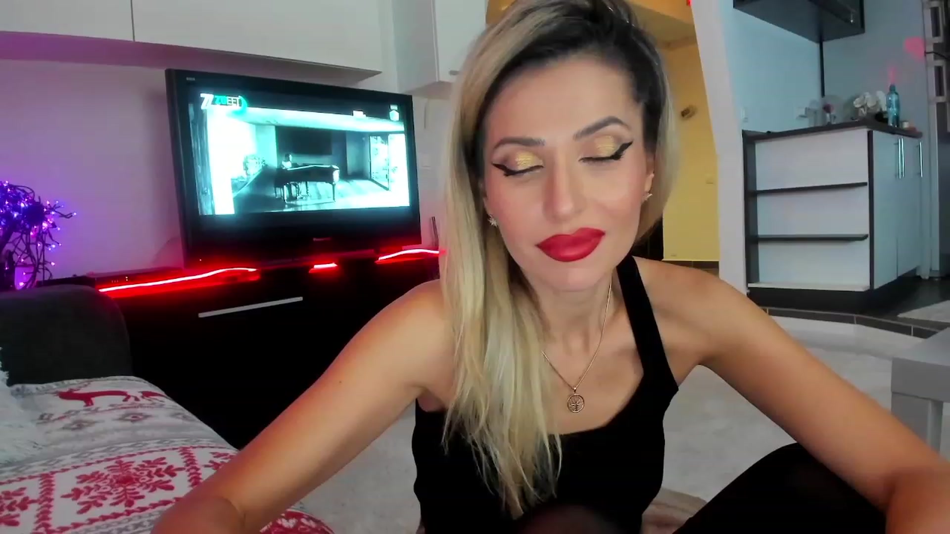 Gallery image thumbnail from SmileyXmas's myfreecams stream on, 12/29/2023, 22:52 image 14 of 20