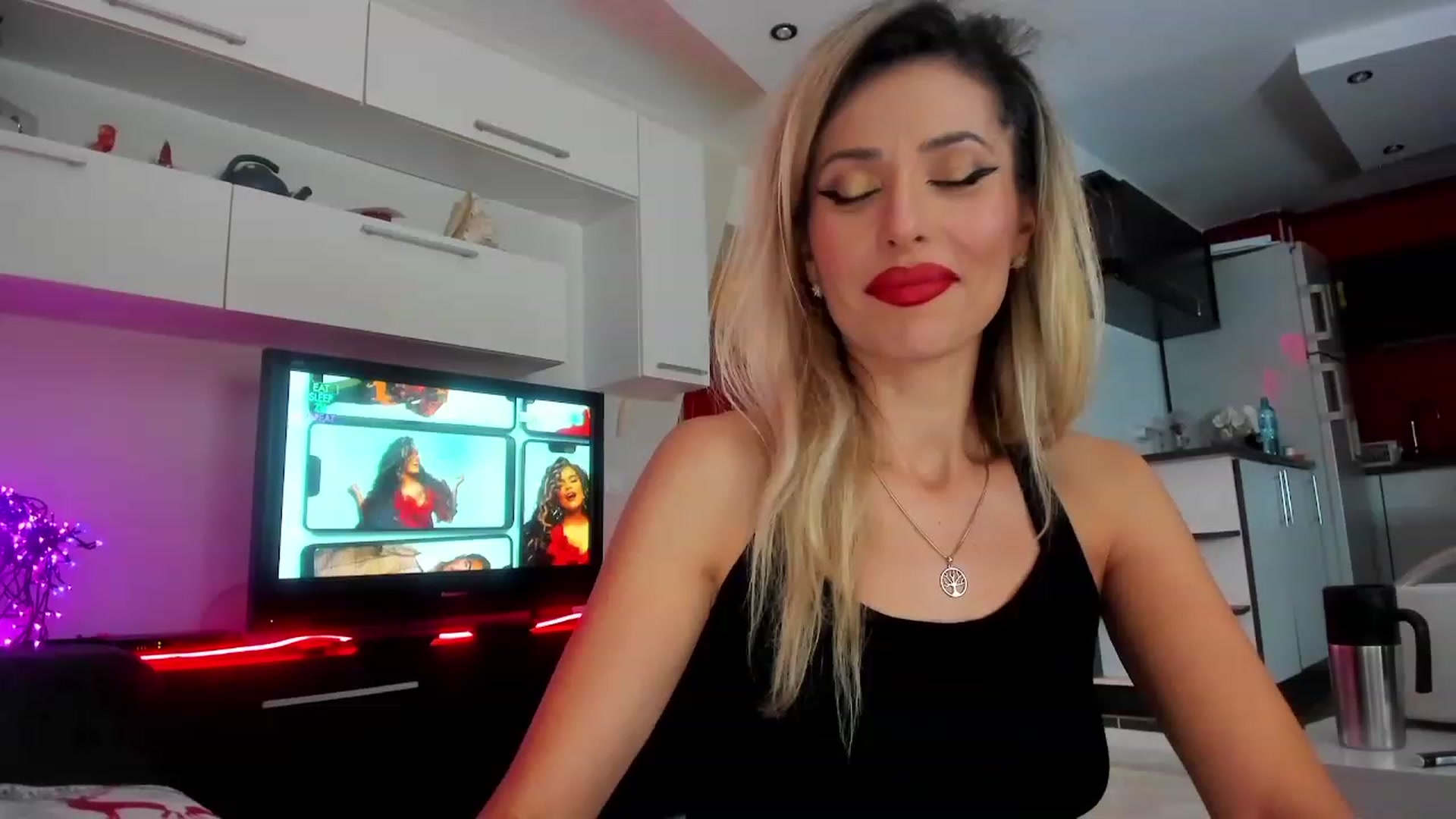 Gallery image thumbnail from SmileyXmas's myfreecams stream on, 12/29/2023, 22:52 image 6 of 20
