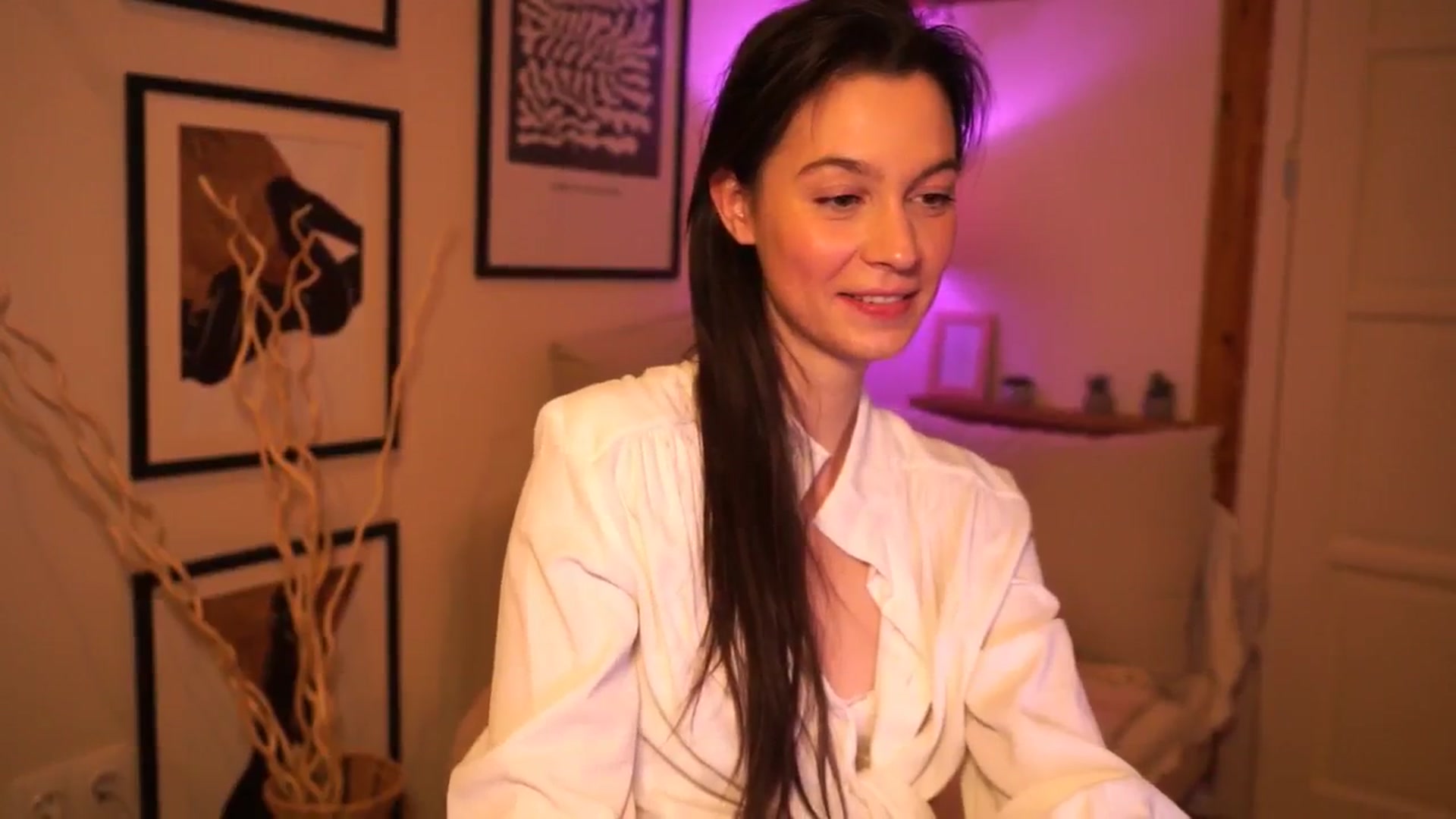 Gallery image thumbnail from SmilingRiddle's myfreecams stream on, 12/15/2024, 13:32 image 9 of 20