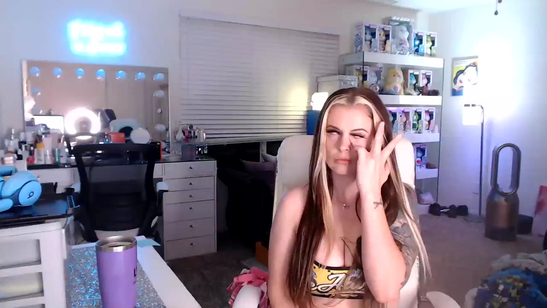 Gallery image thumbnail from SmokinSage's myfreecams stream on, 07/25/2023, 12:23 image 1 of 20