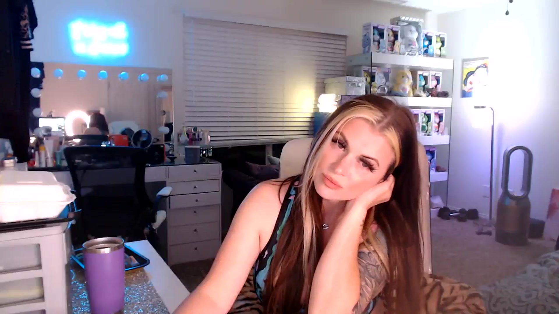 Gallery image thumbnail from SmokinSage's myfreecams stream on, 07/26/2023, 09:07 image 10 of 20