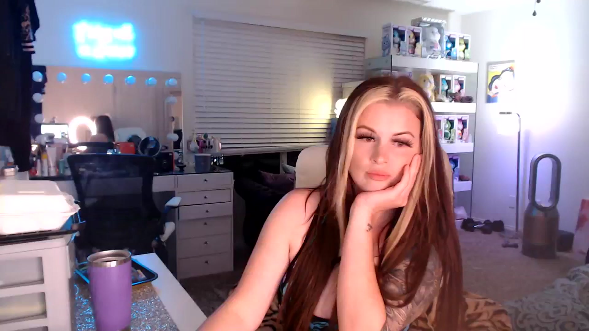 Gallery image thumbnail from SmokinSage's myfreecams stream on, 07/26/2023, 09:07 image 9 of 20
