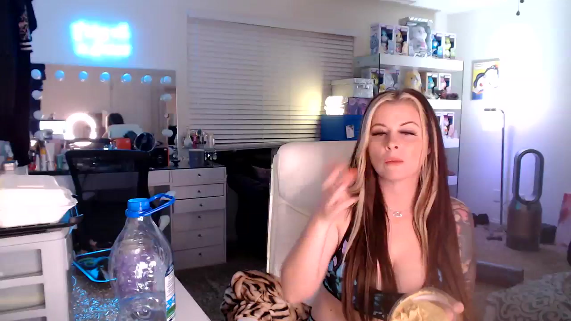 Gallery image thumbnail from SmokinSage's myfreecams stream on, 07/26/2023, 09:35 image 17 of 20