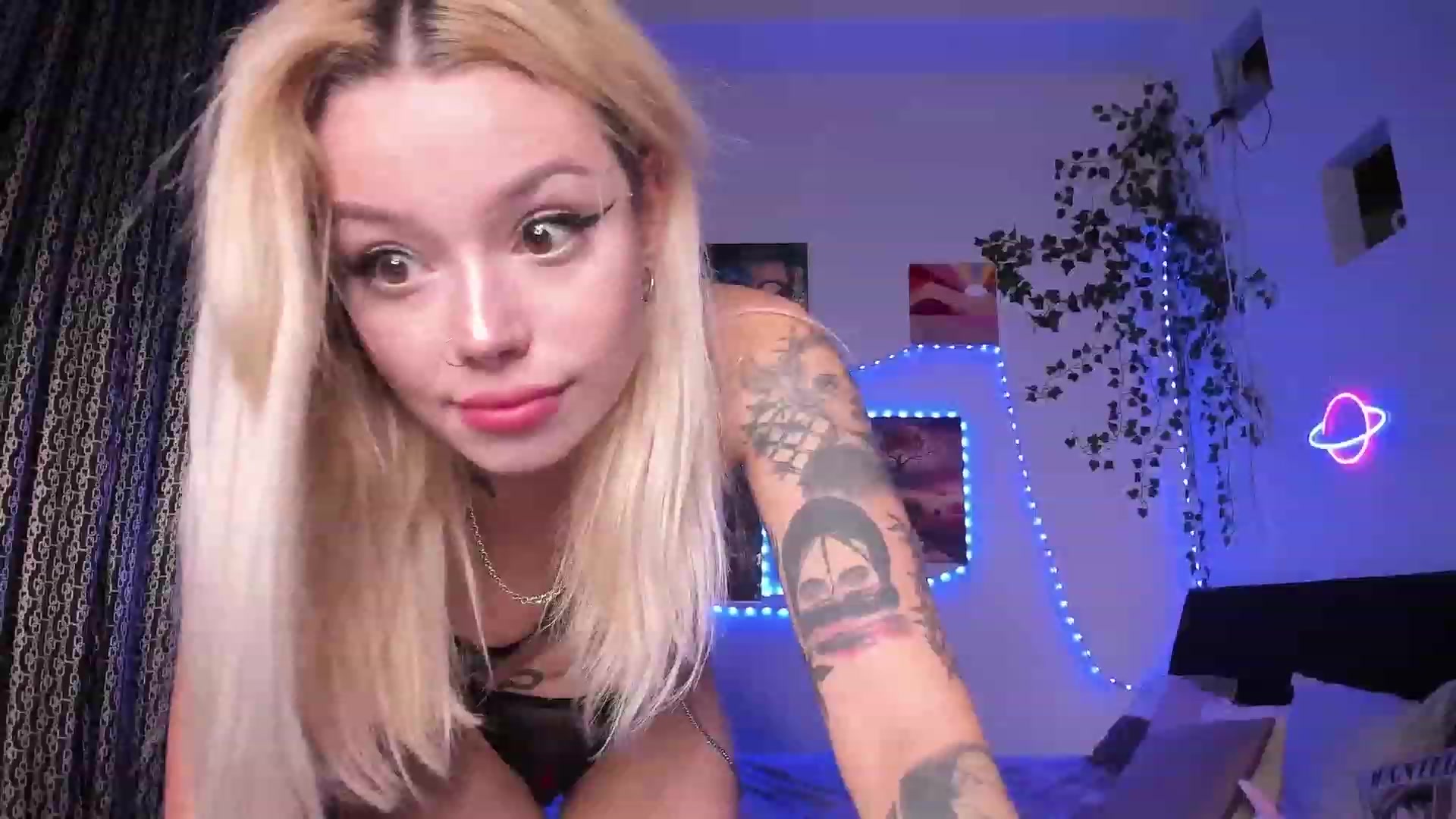 Gallery image thumbnail from Smoky_Mercury's myfreecams stream on, 08/19/2023, 23:42 image 3 of 20