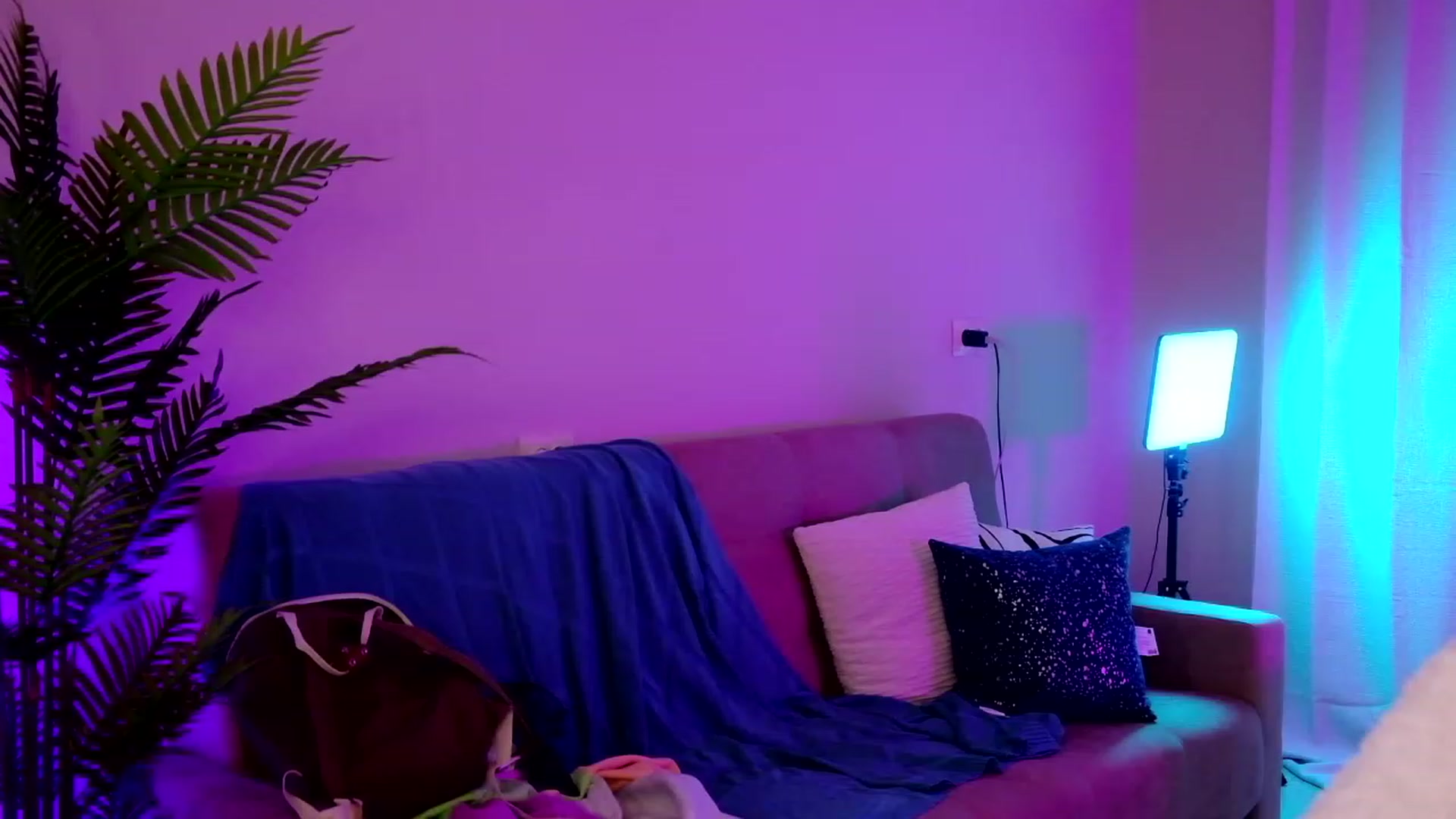 Gallery image thumbnail from SmthWrong's myfreecams stream on, 12/24/2023, 02:56 image 13 of 20